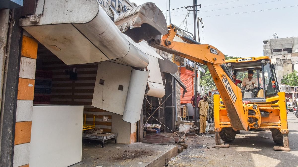 MUDA evicts 50 shops at Devanur