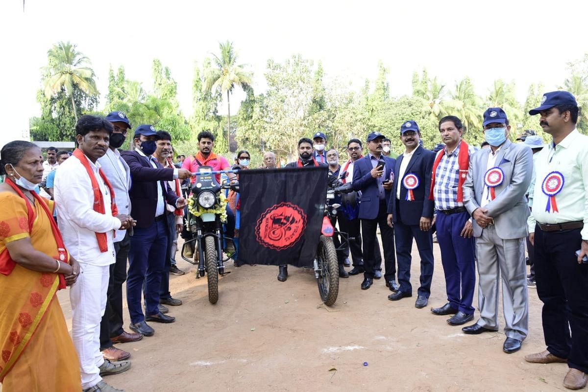Bike expedition to Delhi seeking recognition for Tulu flagged off