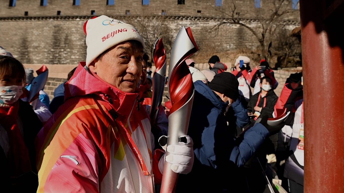 Jackie Chan carries Olympic torch atop Great Wall