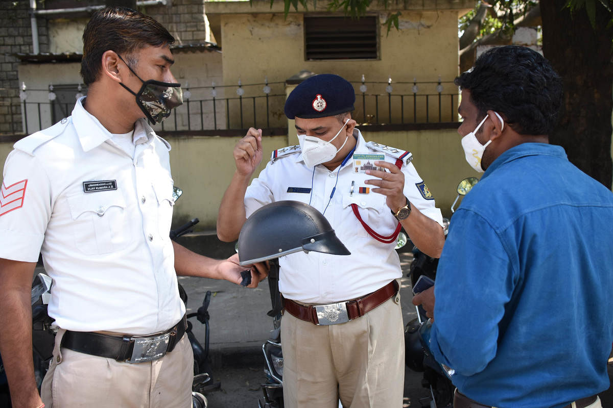 Constables can't collect fines for non-ISI helmets: Bengaluru Traffic police