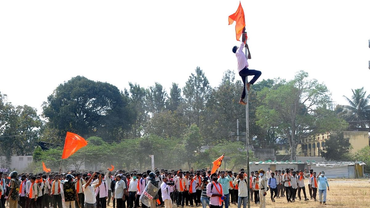 NSUI hoists national flag in Shivamogga govenment college