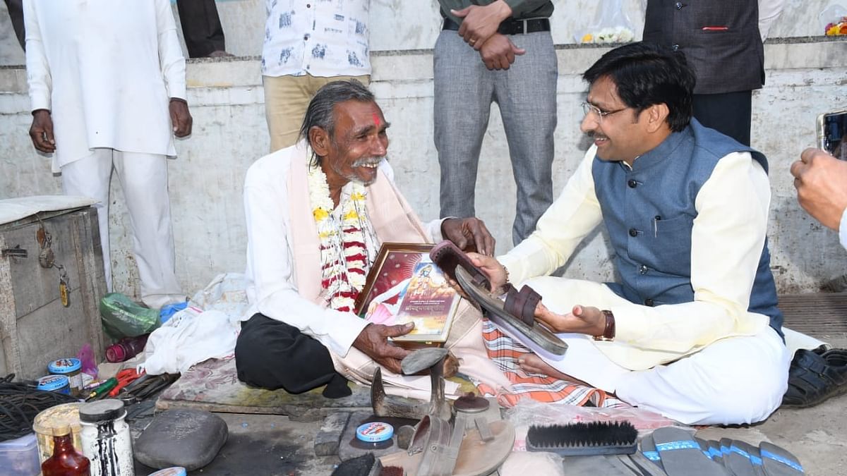 BJP MP polishes shoes of cobbler on Ravidas Jayanti in MP's Barwani
