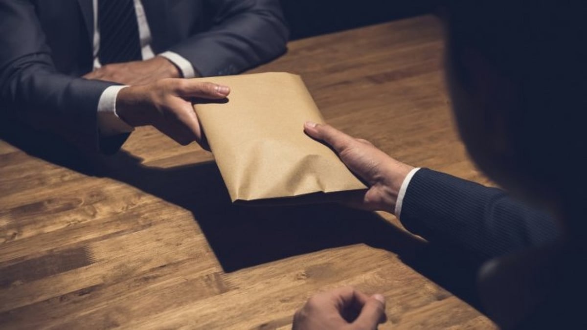 FDA caught taking bribe, falls into ACB trap