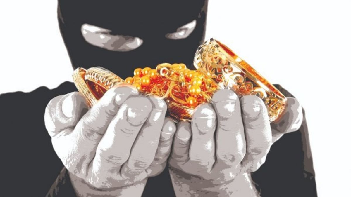 Conman poses as customer, steals gold chains from jewellery store