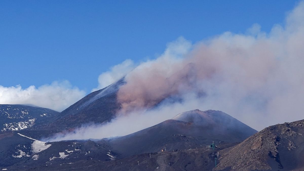 Italy's Etna spews smoke and ashes, closing airport