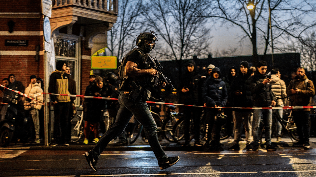 Man with gun takes people hostage at Amsterdam Apple store