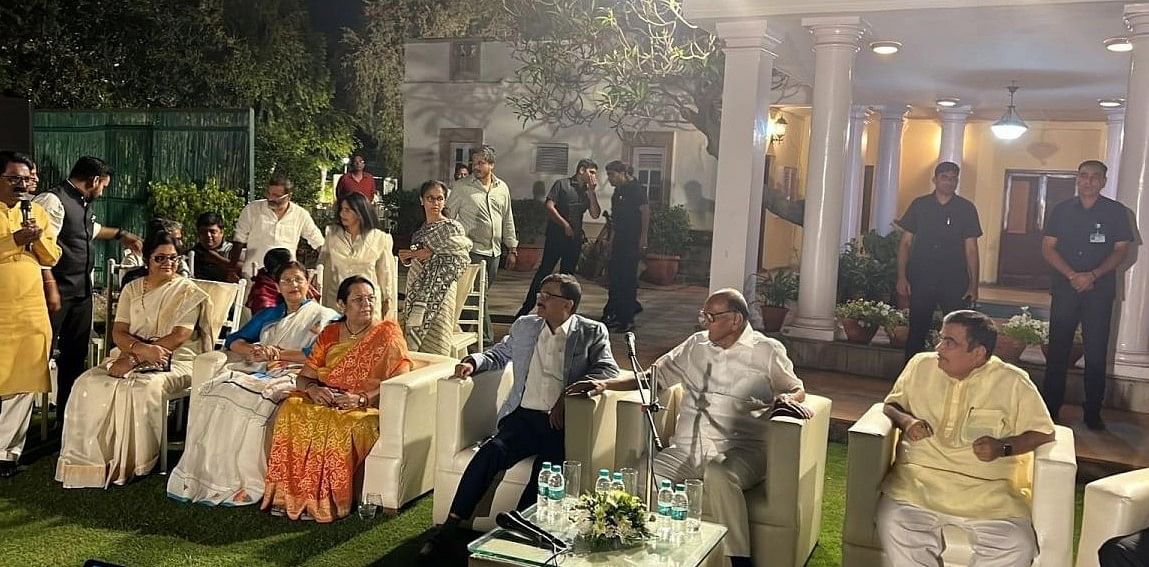 BJP's Gadkari meeting Raut at Pawar's dinner raises eyebrows