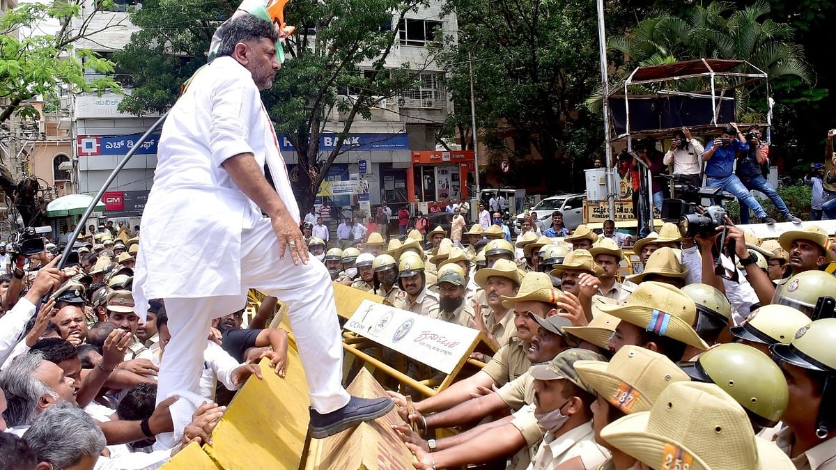 FIR against Surjewala, Shivakumar, Siddaramaiah, 32 others for unlawful assembly in Karnataka