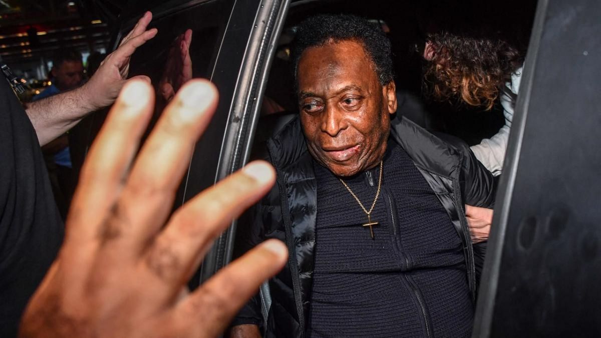 Pele back in hospital as tumour treatment continues