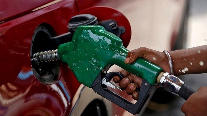 Petrol pricey in states with no VAT cut: Report