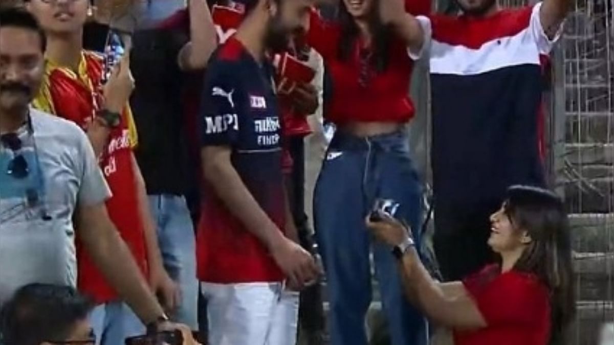 IPL 2022: Woman proposes to boyfriend during RCB vs CSK match; Wasim Jaffer then provides new twist