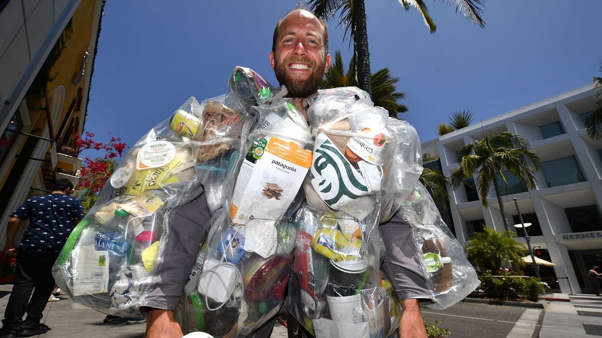 What a waste: US campaigner wears his trash for a month