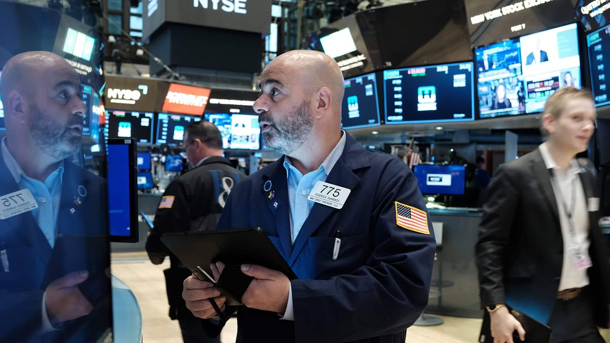 Stocks mostly fall after sentiment Snap-s