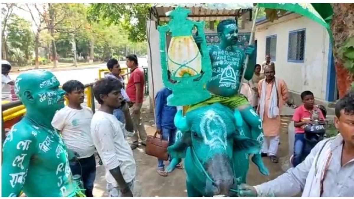 'Shiv-ji ki baraat': Lalu Prasad's fans ride on buffalo to meet him