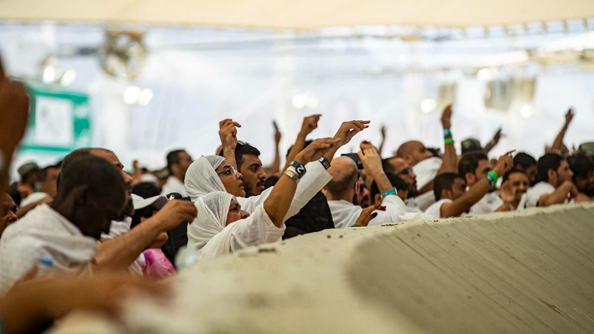 Thousands 'stone the devil' as packed hajj winds down