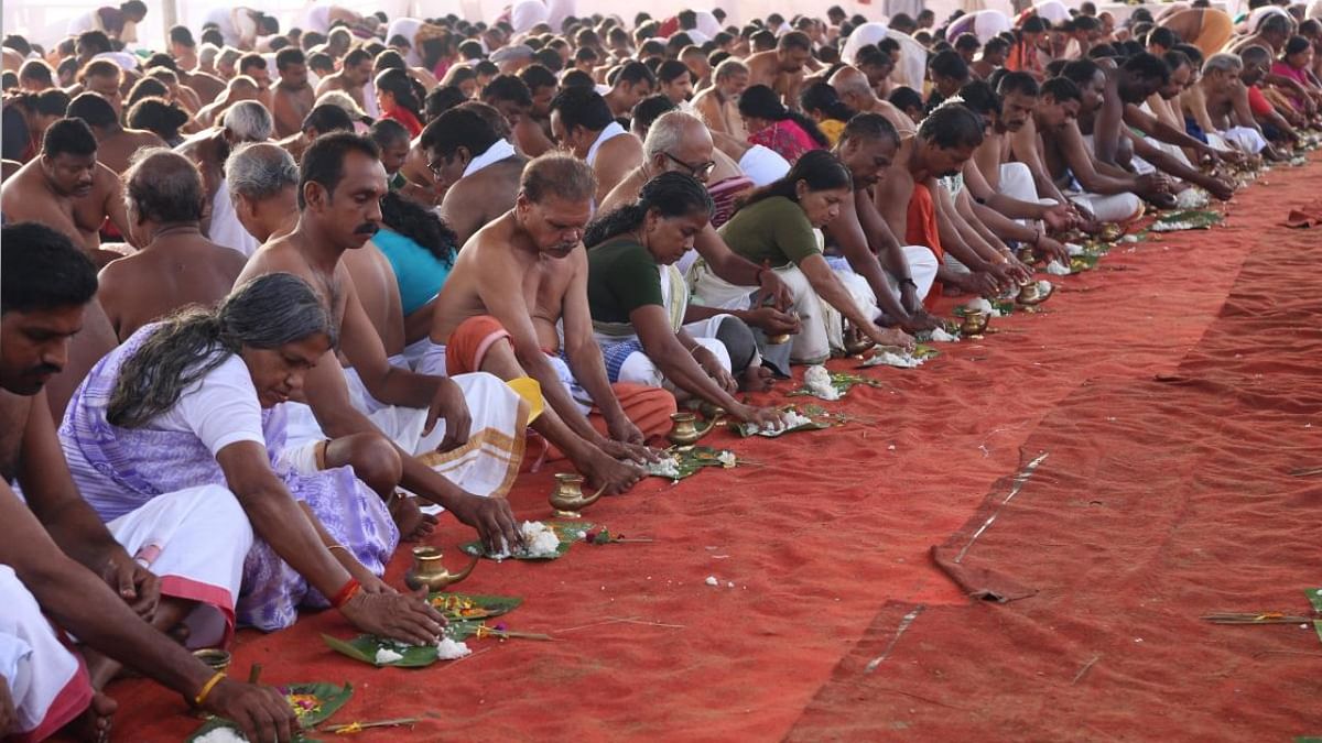 Thousands offered 'Bali Tharpanam' to ancestors in Kerala