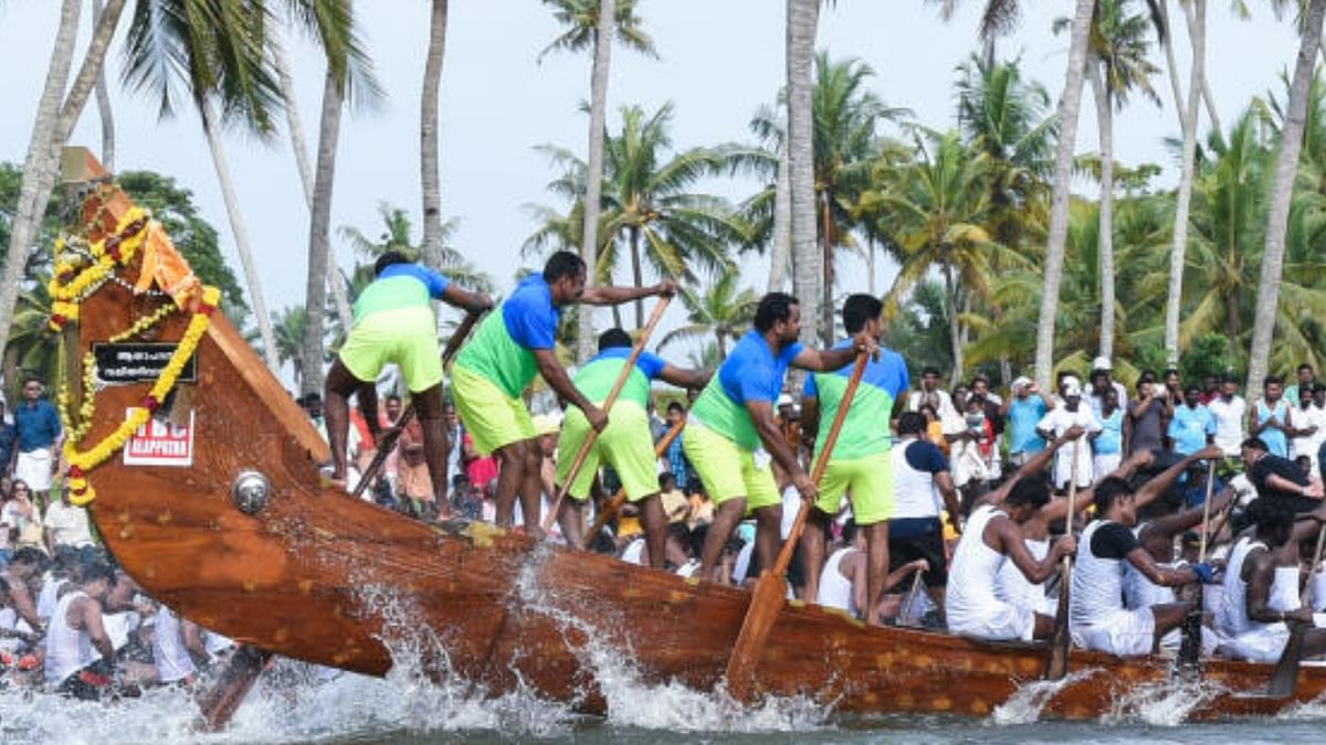 Now, chartered buses for enjoying the famed Nehru Trophy boat race in Kerala