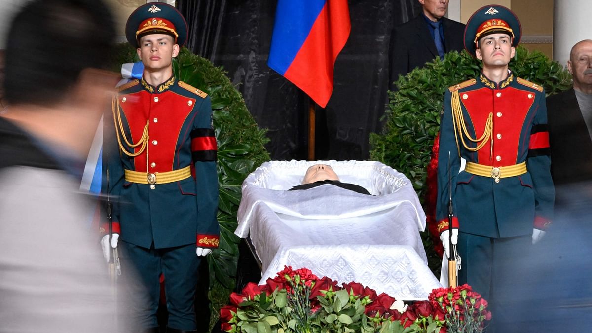 Russians bid farewell to Mikhail Gorbachev, but without Vladimir Putin