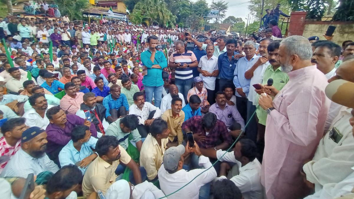 Forest dwellers protest in Sirsi, demand fresh affidavit before SC