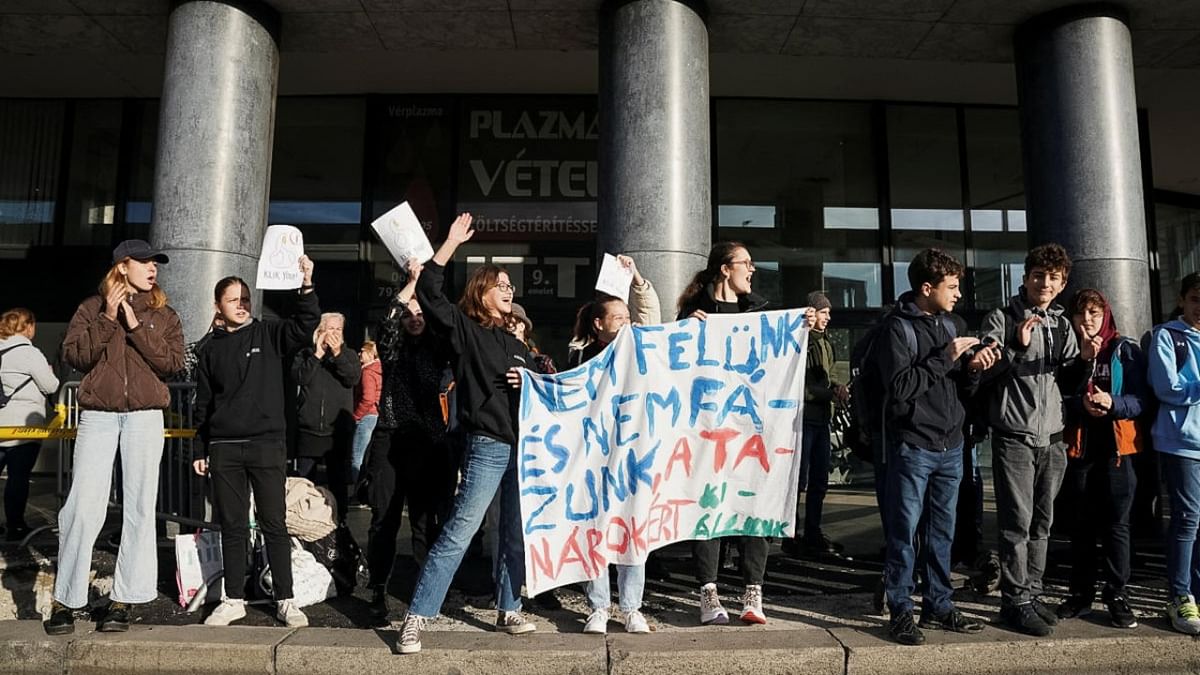 Students form human chains across Budapest supporting teachers' strike