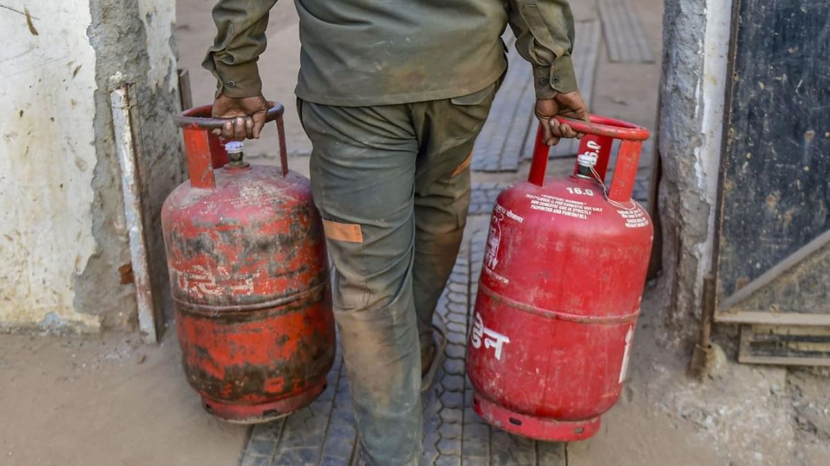 Barely two months for Assembly polls, Gujarat governement announces free two gas cylinders under PMUY