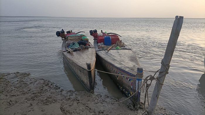 Navy intercepts 'suspicious' boat in Palk Bay