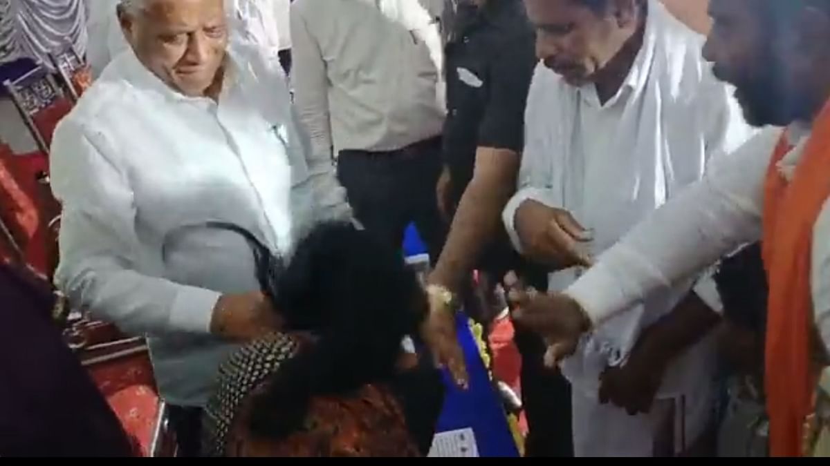 Karnataka minister Somanna slaps woman, video goes viral