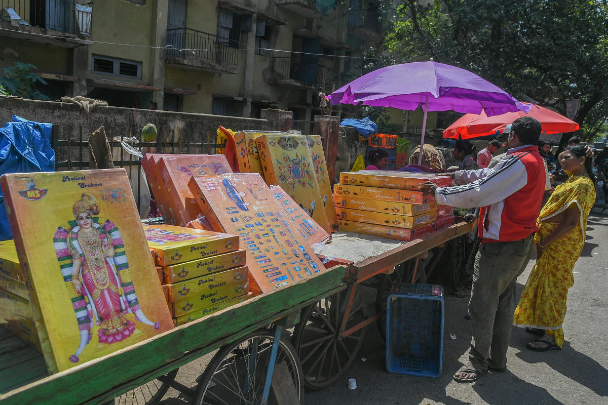 On Deepavali, traders spotted wheeling unbranded crackers on pushcarts in Bengaluru