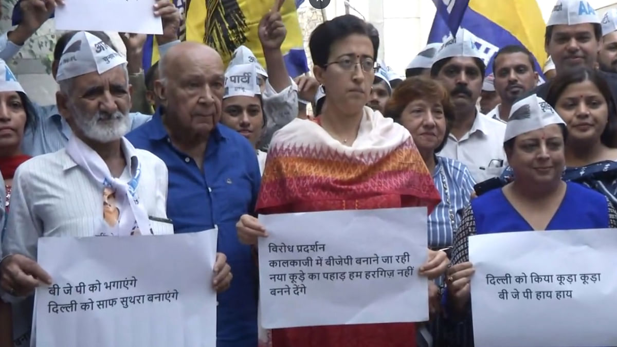 AAP leaders hold protests over garbage issue