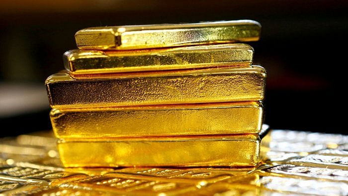 Gold inches higher, set for weekly gain as investors await Fed policy decision