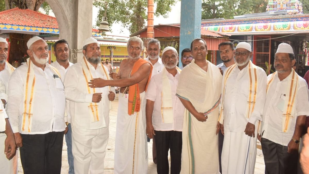 Ulemas visit Hindu temple in Coimbatore, call for peace and calm