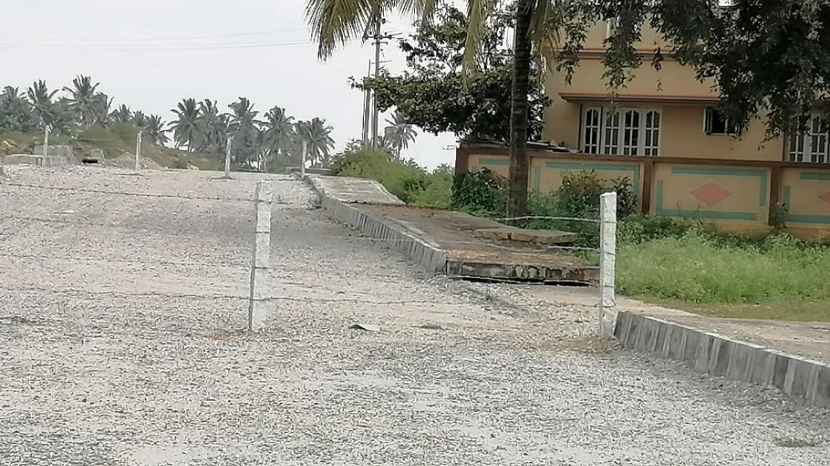 Land loser fences off under-construction road in Kengeri