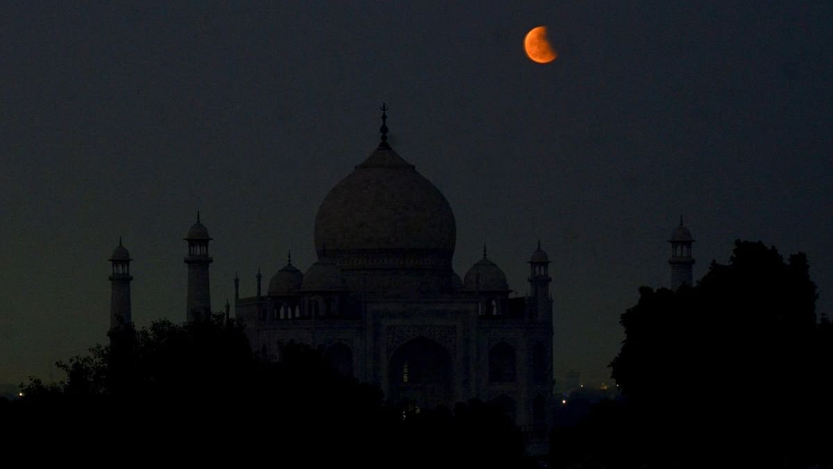 Total lunar eclipse enthrals stargazers