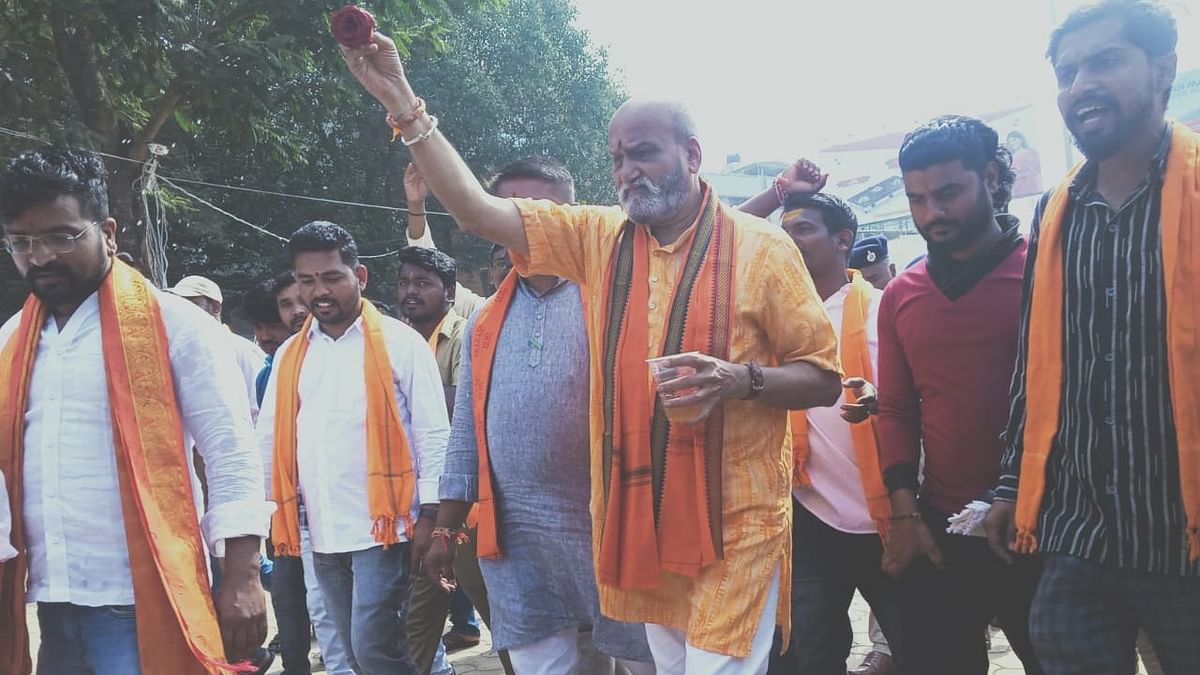 Muthalik 'purifies' Idgah Maidan after Tipu Jayanti, celebrates Kanakadasa Janayti