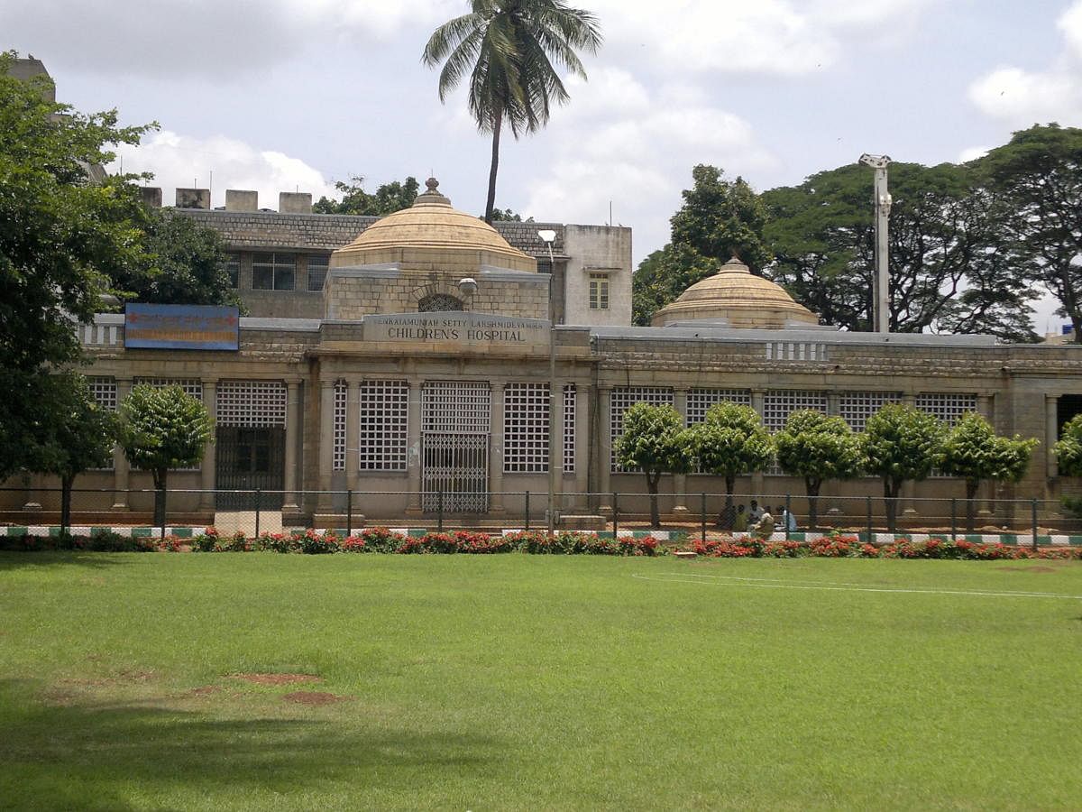 The compound of the Lakshmidevamma Block at Vani Vilas Hospital, Bengaluru; (left) the hospital's porch. Photos by Aravind C 