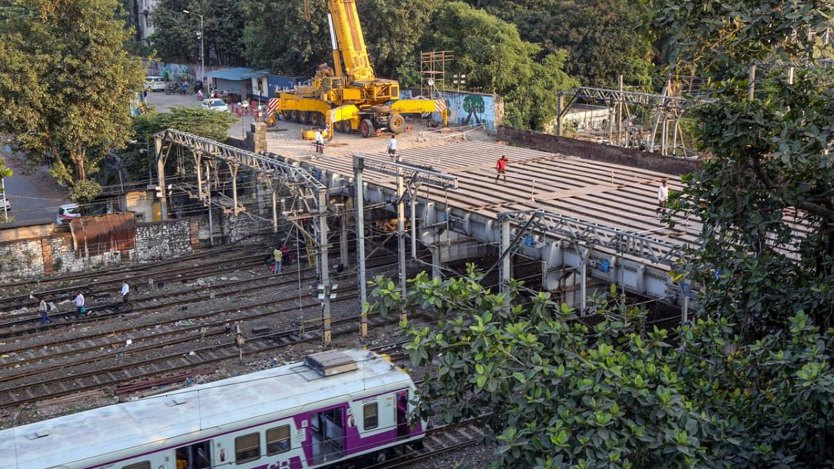 Mumbai: 27-hour mega block on Central Railway route for dismantling British-era Carnac Bridge