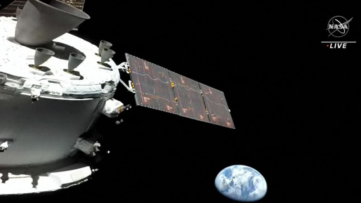 NASA Orion spacecraft zooms past Moon in close encounter