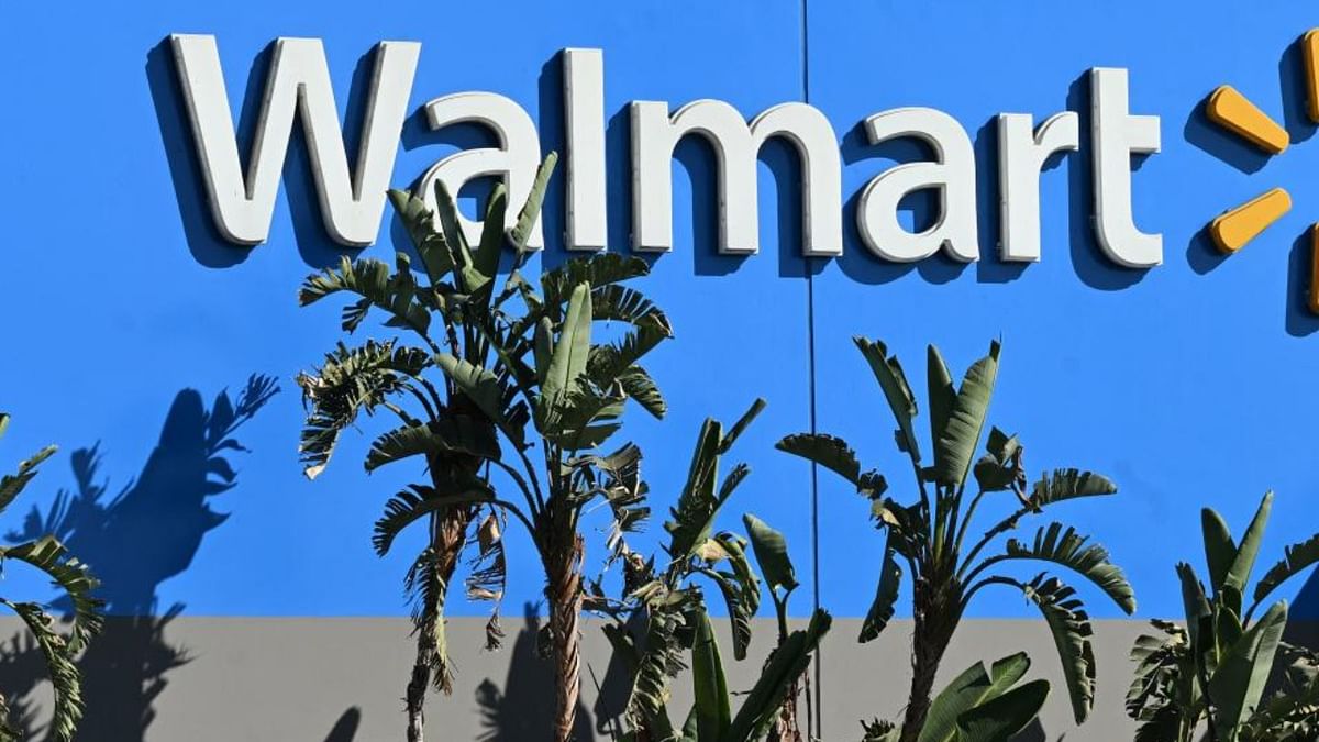 Six people, assailant dead in Walmart shooting