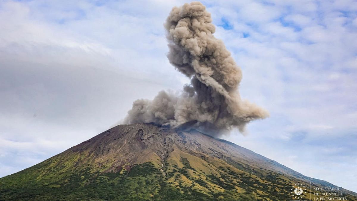 Volcano begins to erupt in eastern El Salvador