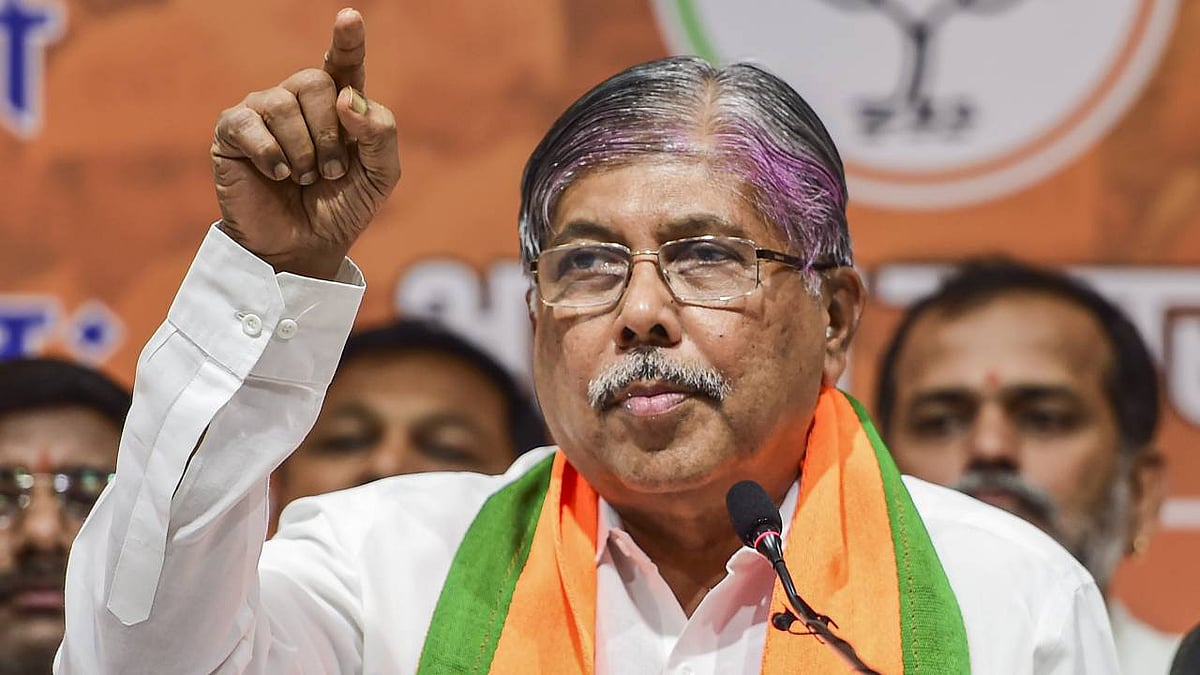 पुण्यामध्ये चंद्रकांत पाटलांच्या विजयाच्या बॅनर्सची चर्चा, कोथरूडमध्ये तिरंगी लढतीत कोण उधळणार गुलाल !!