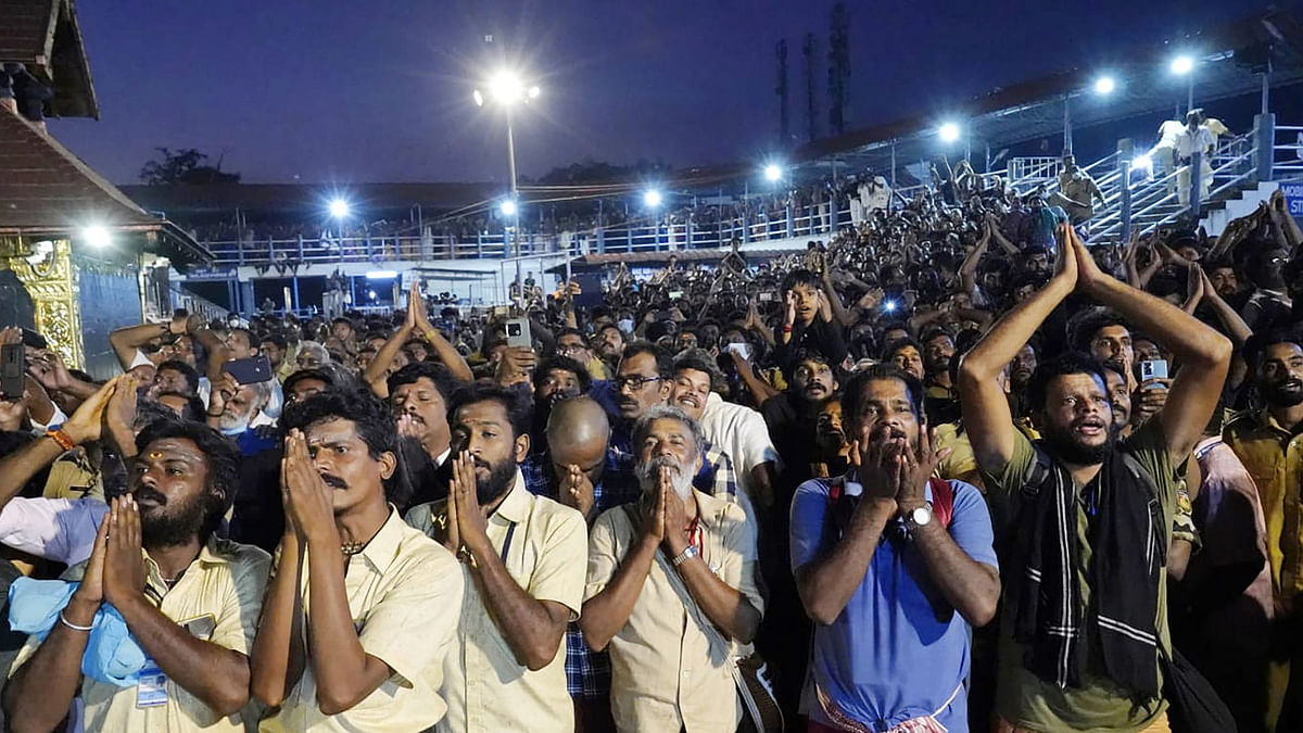 Thousands throng Sabarimala to witness 'Makaravilakku'