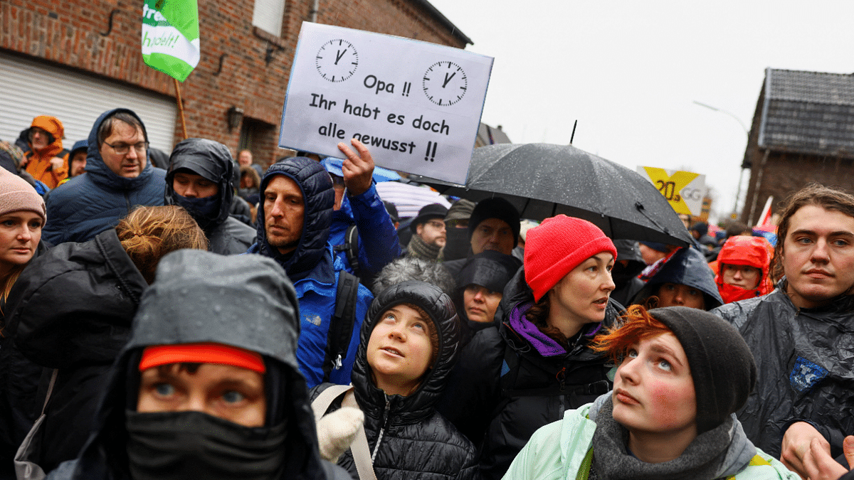 Clashes as Greta Thunberg joins anti-coal activists to save German village