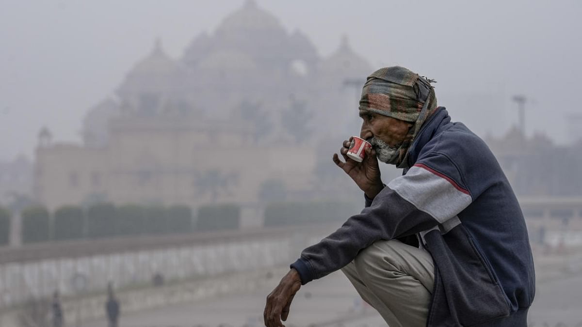 Delhi: Cold wave conditions prevail, minimum temperature at 2.4 degrees Celsius