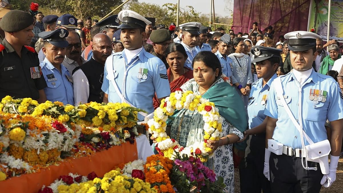 MP air crash: Wing Commander Hanumanth Sarathi cremated with military honours in Belagavi