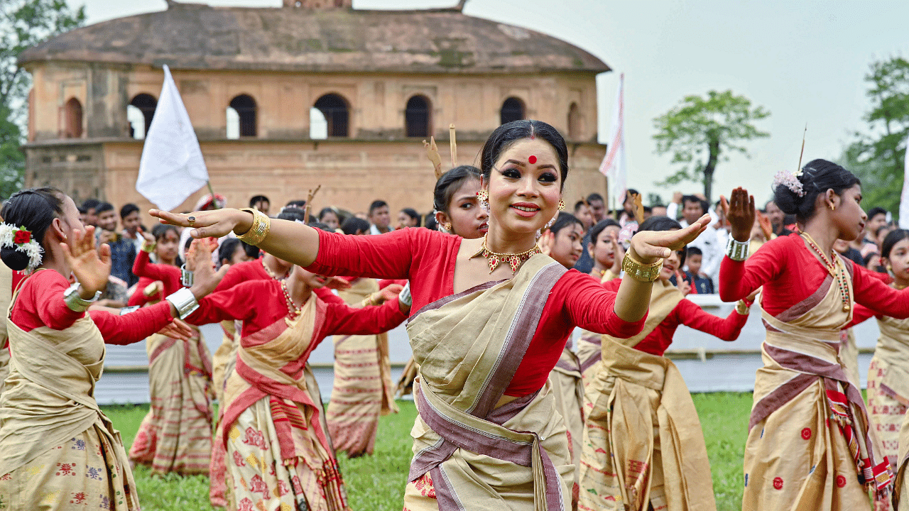 Xunmoina Bakhor @DeeplinaDeka || New Assamese Dance Cover 2022 || SB  SISTERS || Bihu Cover Video - YouTube