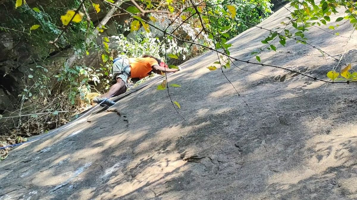 Karnataka: Rock climber Jyothiraj scales Gadaikallu