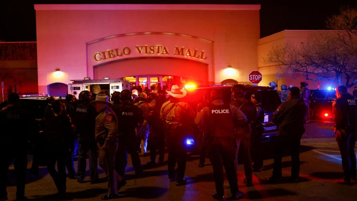1 killed, 3 hurt in shooting in Texas shopping mall