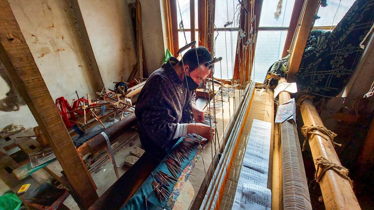 Kashmiri artisans mull abandoning famous Kani Pashmina shawls weaving due to low wages