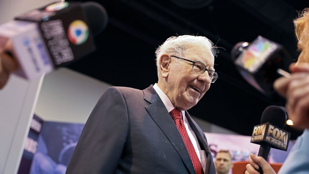 Warren Buffett says investors ate tons of peanut brittle at meeting