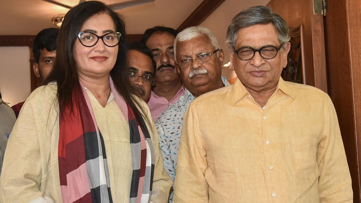 Karnataka: Sumalatha meets SMK, says undecided on next step